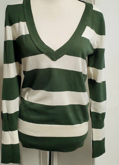 SO Brand V Neck Pullover Sweater Size XL Green and Ivory - Picture 1 of 4